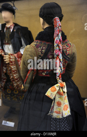 Junge Mädchen in festliche Kirche Winterkleidung. 1870 von Paloc Nogradmarcal, Nograd. Ethnographisches Museum. Budapest. Ungarn. Stockfoto