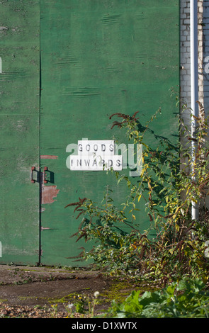 Ehemalige Industriegebäude im Zustand des Verfalls und der verlassene verfallene Stockfoto