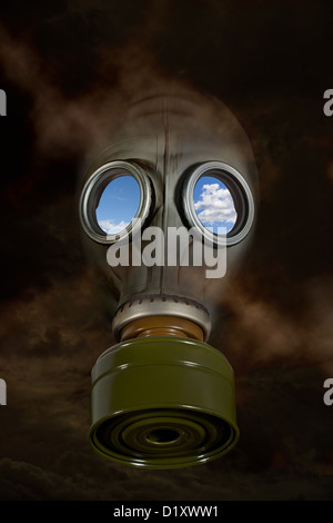 Eine Gasmaske inmitten giftige Dämpfe mit blauem Himmel hinter der Maske. Stockfoto
