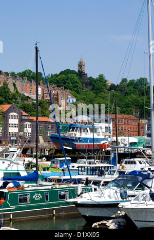 Boote in der Marina, schwimmende Hafen mit Brandon Hill und Cabot tower in Backgraound, Bristol. Stockfoto