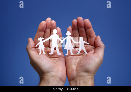 Papier-Kette-Familie in der hohlen Hand geschützt Stockfoto