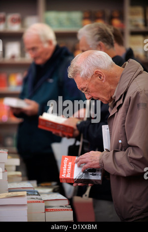 Besucher stöbern in der Buchhandlung Kinder während der Zeiten Cheltenham Literature Festival Stockfoto