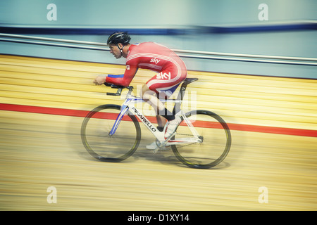 Paralympischen Goldmedaille Radfahrer Mark Colbourne Rennen in einem Veladrome. Stockfoto