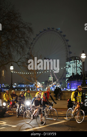 Vereinigtes Königreich, LONDON: Radfahrer warten an der Ampel am 7. Januar 2013, während der Hauptverkehrszeit in der Londoner Westminster. Stockfoto