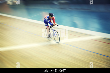 Paralympischen Goldmedaille Radfahrer Mark Colbourne Rennen in einem Veladrome. Stockfoto