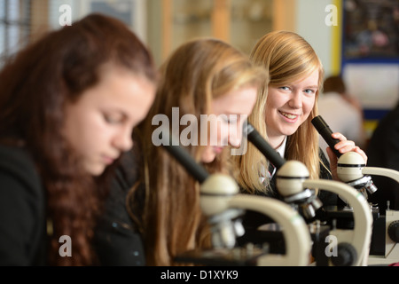 Schulmädchen Mikroskopie während einer Unterrichtsstunde Wissenschaft an Pasteten Grammar School in Cheltenham, Gloucestershire UK Stockfoto