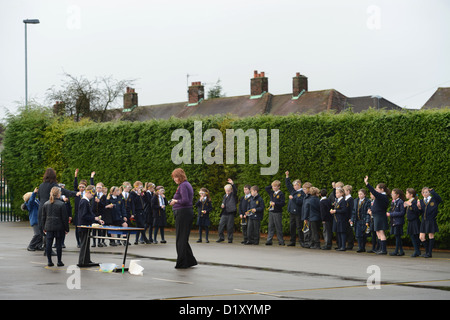 Schulkinder mit Schutzbrille während ein Outdoor-Rakete Start Wissenschaft Unterricht in unserer lieben Frau & St. Werburgh's katholische primäre Stockfoto