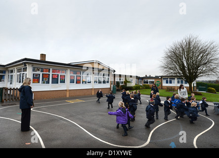 Kindergarten Kinder in unserer lieben Frau & St. Werburgh's katholische Grundschule in Newcastle-Unde spielen "Was ist der Zeit Herr Wolf?" Stockfoto