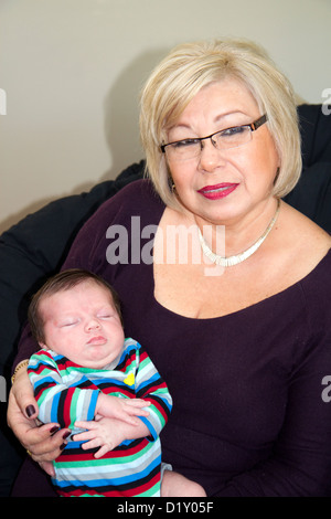 Hispanische Mutter hält ihr Kind Enkel in Boise, Idaho, USA. Stockfoto