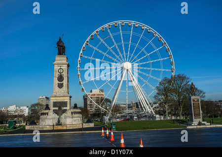 Riesenrad flankiert von 2 Gedenkstätten - das National Armada Memorial auf der linken Seite die Royal Airforce auf der rechten Seite. The Hoe, Plymouth, Devon. GROSSBRITANNIEN Stockfoto