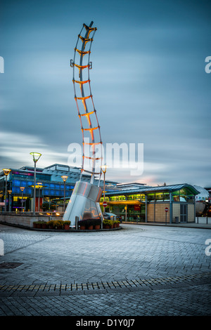 Eine spinale Skulptur im Millenium Square in der Abenddämmerung, Bristol, UK Stockfoto