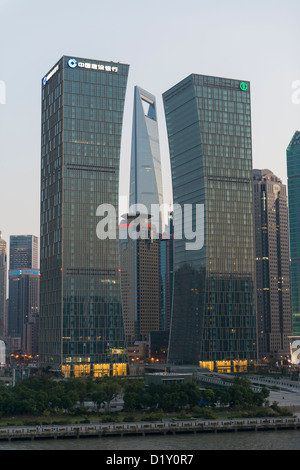 PU Jiang Shuanghui Gebäude und Shanghai World Financial Centre am Ufer des Huangpu-Flusses, Lujiazui Pudong Stockfoto