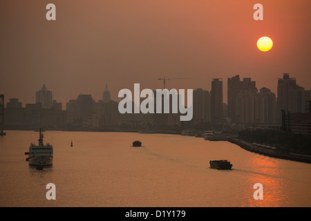 Dramatischen Blick auf den Huangpu-Fluss und die Skyline von Pudong bei Sonnenaufgang, Shanghai, China Stockfoto