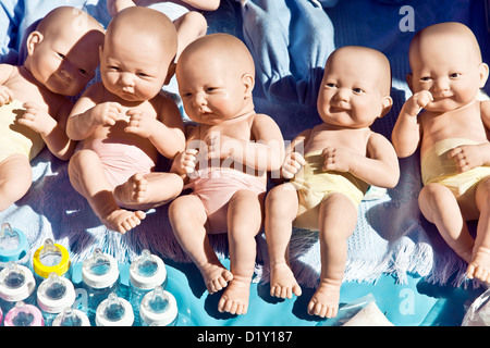 Gruppierung von 5 Größe Leben wie etwas unheimliches Kunststoff Baby Doll Puppen zum Verkauf bei Llano Park Samstagsmarkt Oaxaca Stockfoto