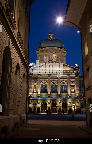 Bundesversammlung - Bundeshauser; Bundesplatz-Platz; Beleuchtet bei Nacht Bern; Schweiz; Europa Stockfoto