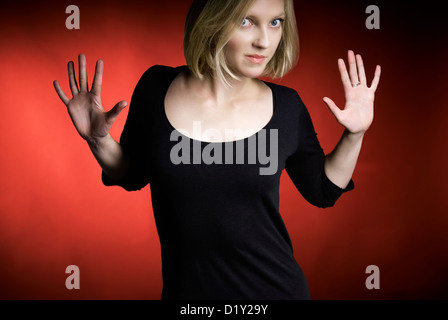 Stuido Aufnahme junge attraktive Frau auf rotem Grund Stockfoto