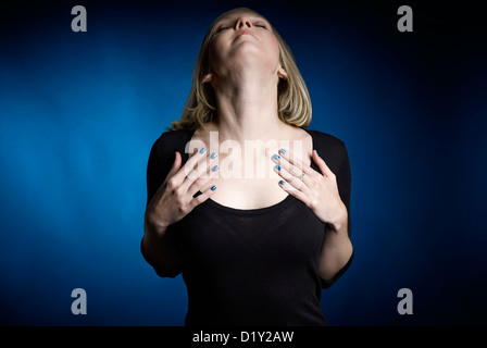 Stuido Aufnahme junge attraktive Frau auf blauem Hintergrund Stockfoto