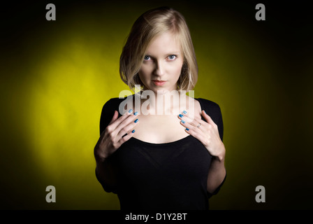 Stuido Aufnahme junge attraktive Frau auf gelbem Hintergrund Stockfoto