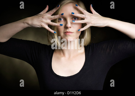 Stuido Aufnahme junge attraktive Frau auf schwarzem Hintergrund Stockfoto