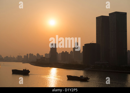 Dramatischen Blick auf den Huangpu-Fluss, Pu Jiang Shuanghui Gebäude und Skyline von Pudong bei Sonnenaufgang, Shanghai, China Stockfoto