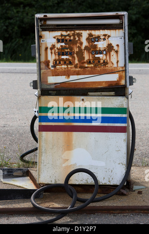 Ed Goo Goo Gas Bar verlassenen Tankstelle mit rostigen Zapfsäulen in Nova Scotia, Kanada Stockfoto