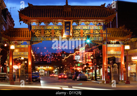 Tor des harmonischen Interesse an Kanadas älteste Chinatown bei Dämmerung-Victoria, British Columbia, Canada. Stockfoto