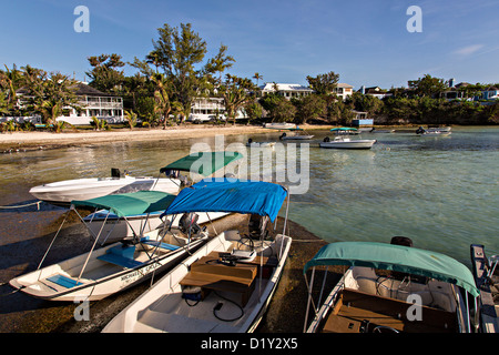 Ansicht von Dunmore Town von Regierung Dock, Harbour Island, Bahamas Stockfoto