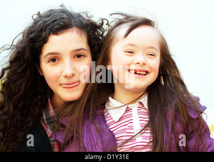 Glückliche kleine Mädchen mit Schwester Stockfoto