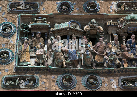 Geschnitzte Figuren schmücken die Fassade des Chan siehe Shue Yuen chinesischen Tempels in Kuala Lumpur, Malaysia Stockfoto