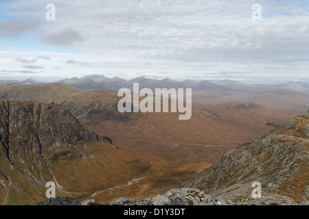 Blick über Glencoe gegenüber Ben Nevis, der Mamores und die grauen Hochgebirgsflora aus Buachaille Etive Mor Stockfoto