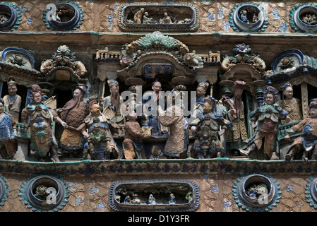 Geschnitzte Figuren schmücken die Fassade des Chan siehe Shue Yuen chinesischen Tempels in Kuala Lumpur, Malaysia Stockfoto