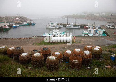 Hummer-Töpfe vor dem Hafen im Hafen von Neils, Cape Breton, Nova Scotia Stockfoto