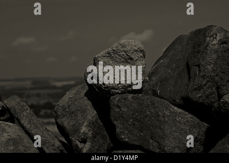 Eine alte Gritstone-Wand nimmt einen skulpturalen Blick nach Jahren buffeted durch Wind und Regen Stockfoto