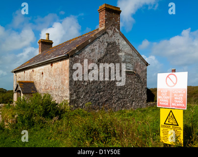 Keep Out militärischen Schießplatz Zeichen und altes Haus auf dem MOD Army Training Land bei St Govan Kopf Bosherston Pembrokeshire Wales UK Stockfoto