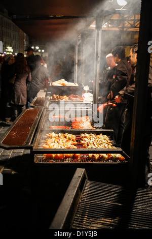 Tschechien, Prag, Altstädter Ring, Barbecue Grill auf Weihnachten Stockfoto