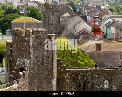 Pembroke Stadtzentrum angesehen von den Wänden des Pembroke Castle in Pembrokeshire South Wales UK Stockfoto