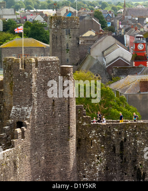 Pembroke Stadtzentrum angesehen von den Wänden des Pembroke Castle in Pembrokeshire South Wales UK Stockfoto