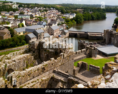 Pembroke Stadtzentrum angesehen von den Wänden des Pembroke Castle in Pembrokeshire South Wales UK Stockfoto