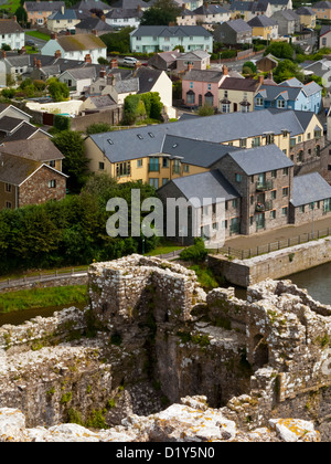 Pembroke Stadtzentrum angesehen von den Wänden des Pembroke Castle in Pembrokeshire South Wales UK Stockfoto