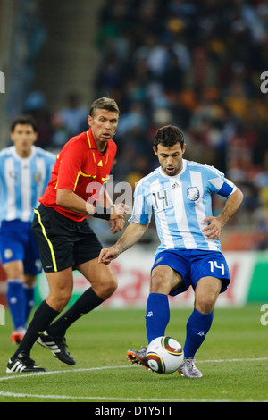 JOHANNESBURG, SÜDAFRIKA - 27. JUNI: Der argentinische Mannschaftskapitän Javier Mascherano lässt den Ball beim Achtelfinale der FIFA-Weltmeisterschaft gegen Mexiko am 27. Juni 2010 im Soccer City Stadium in Johannesburg, Südafrika. Nur redaktionelle Verwendung. Kommerzielle Nutzung verboten. (Foto: Jonathan Paul Larsen / Diadem Images) Stockfoto