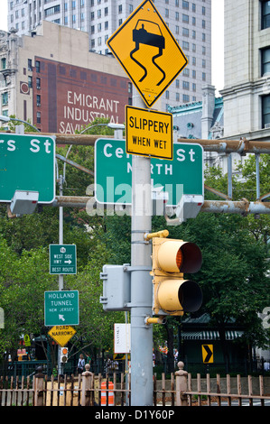 Rutschige When Wet Straßenschild in New York City, NY, USA Stockfoto