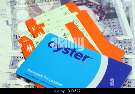 Eine Oyster Card und Bahntickets mit Sterling Noten im Hintergrund Stockfoto