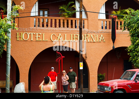 Touristen haben sich fotografieren außerhalb vom Hotel California in Todos Santos, Baja, Mexiko Stockfoto