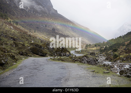 Regenbogen auf dem Weg, Jaswantgarh, Bomdila, Arunachal Pradesh, Indien. Stockfoto