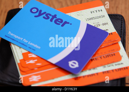 Eine Oyster Card und Bahntickets auf eine schwarze Geldbörse Stockfoto