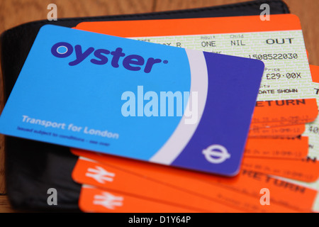 Eine Oyster Card und Bahntickets auf eine schwarze Geldbörse Stockfoto