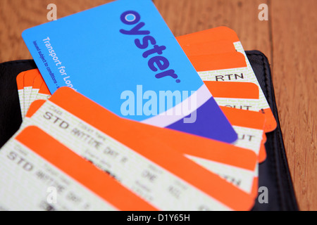 Eine Oyster Card und Bahntickets auf eine schwarze Geldbörse Stockfoto