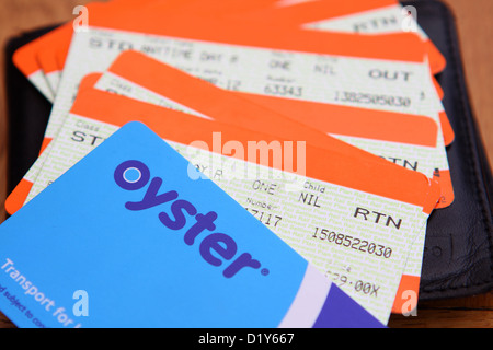 Eine Oyster Card und Bahntickets auf eine schwarze Geldbörse Stockfoto