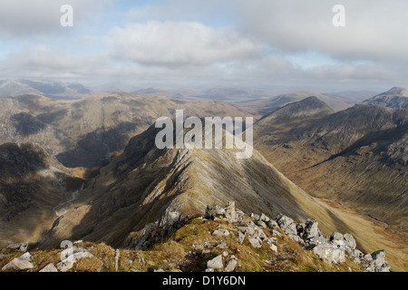 Blick vom Gipfel des Stob Coire Sgreamhach entlang Beinn Fhada Stockfoto