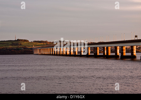 Sonnenuntergang Landschaftsblick auf die Tay Straße Brücke spanning über den Tay in Dundee, Großbritannien Stockfoto